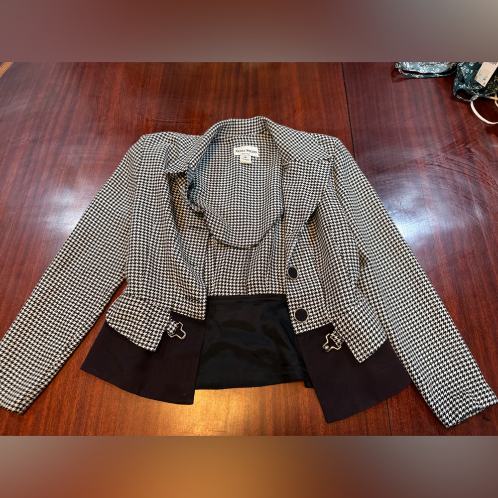 Elegant Houndstooth Blazer with Black Accents